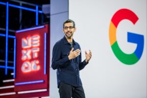 Google's CEO Sundar Pichai 20, अलग-अलग फोन का उपयोग करते हैं एक ही समय में